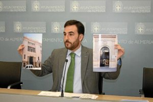 Sánchez muestra edificios de la Junta con símbolos franquistas.