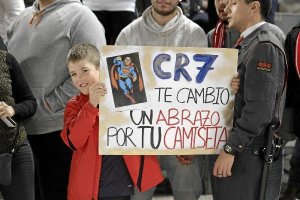 Un niño en el partido de la pasada temporada.
