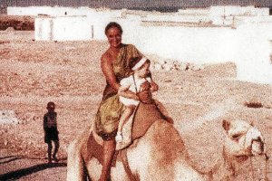 Dominique Aubier con un sari a lomos de un dromedario de Lawrence de Arabia