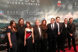 Foto de familia del elenco de ‘Exodus’ y acompañantes, anoche. (Facebook de Madrid Premiere Week)