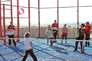 Jugadoras de CB Almería impartiendo baloncesto.