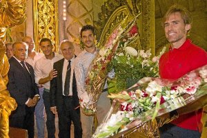 Alfonso y Francisco junto a l Virgen del Mar que les echará una mano.