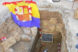 Bandera republicana en una fosa antes de saber que los restos no eran de represaliados.