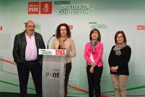 María López y otros concejales socialistas en la rueda de prensa de ayer