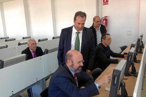 Luis Hernández (Subdelegació) y José María Méndez (DGT) pruebas los nuevos equipos