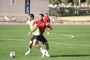 Quique González, presionado por Edgar Méndez.