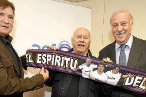 Camacho y Del Bosque con el creador de una idea.