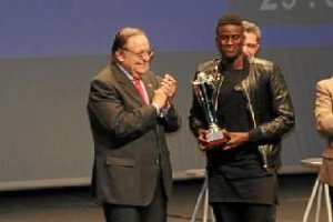 Eduardo Herrera hizo entrega del premio al Real Betis.