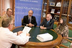 Acto de la firma con el presidente de la Diputación, Gabriel Amat.
