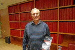 José Villanueva muestra un ejemplar del libro que ha publicado el IEA. 