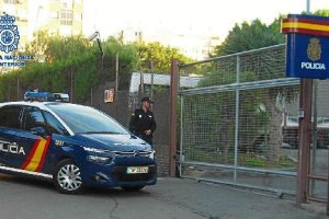 Acceso a la Comisaría de Almería (CNP)