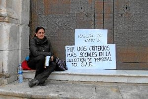Inmaculada López pasa gran parte del día en la puerta de la iglesia.