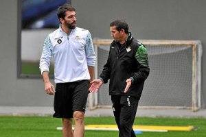 Merino charla con Jordi Figueras en un entrenamiento.