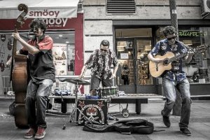 La banda, tocando en Reyes Católicos.