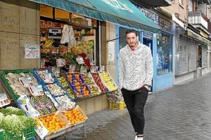 El portero rayista paseando por su barrio.