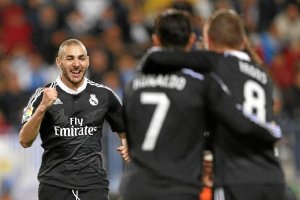 Los jugadores del Real Madrid celebran en La Rosaleda.