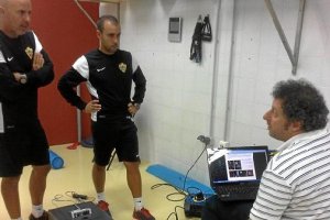 Pozzo explica el funcionamiento del nuevo material a Sergio Pardo y Jesús Roche.