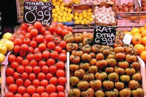 Expositores de tomate Raf en el mercado.