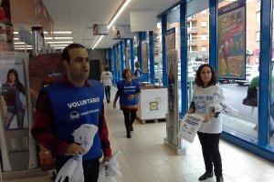 Voluntarios de Banco de Alimentos en un supermercado de la capital.