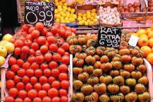 Expositores de tomate Raf en el mercado
