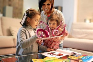 Dos niñas prueban el libro con un efecto tan sorprendente como se ve en esta simulación. 