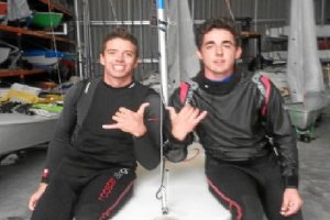 Alejandre y Martín posan felices tras la regata.