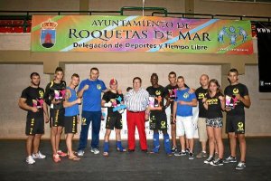 José Juan Rubí bien acompañado por sus deportistas.