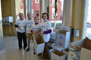 Voluntarios de Cáritas del Puerto de Roquetas, en la Gran Recogida del año pasado.