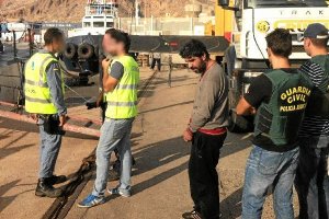 Patrón del pesquero en la descarga de la droga en el Puerto de Almería