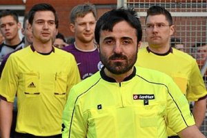 El árbitro en una de sus apariciones en las competiciones de su país.