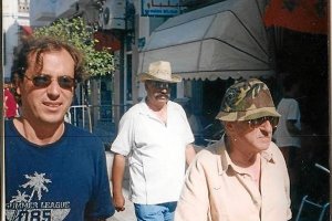 El periodista Federico Utrera caminanto junto a Juan Goytisolo