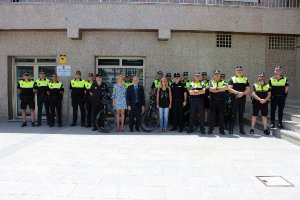 Agentes de la Policía con el alcalde y concejalas.