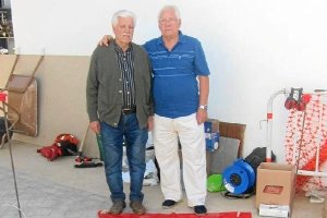 Familiares de represaliados, junto a los primeros restos aparecidos. 