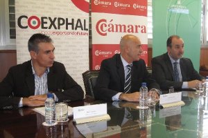 El presidente de Coexphal, Cámara de Comercio y el delegado de Agricultura durante la presentación.