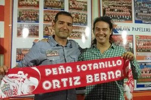 Guillermo Fernández con el presidente del peña Ortíz Bernal.