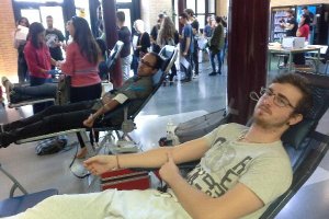 Universitarios donantes en la UAL.