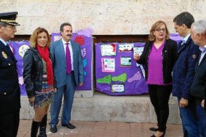 Foto grupal de las autoridades con los murales realizados por los colegios.