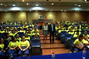 El alcalde y la concejal de Recursos Humanos dan la bienvenida a trabajadores.