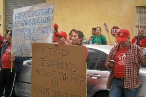 Los manifestantes, ayer a las puertas del INEM, durante la marcha por una vivienda digna.