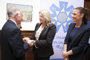 La Fiscal Flor de Torres saludando al presidente de la Diputación, Gabriel Amat, antes de comenzar s