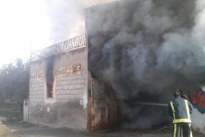 Bomberos de Albox trabajando en las labores de extinción.