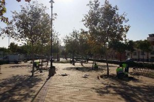 Trabajadores de uno de los planes de empleo, en un parque de la localidad.
