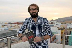 Juan Manuel Gil muestra ‘Hipstamatic 100’ desde un ‘terrao’ de la Plaza Vieja. 