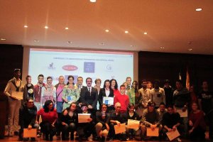 Los consejeros de Igualdad y Empleo con los jóvenes participantes en el encuentro.