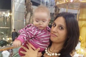 Ángela en brazos de su madre, Teresa López.