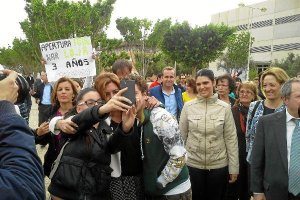 Díaz con dos estudiantes de la UAL.