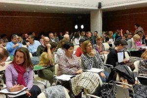 Profesorado, madres y padres en la jornada formativa de ayer en Educación. 