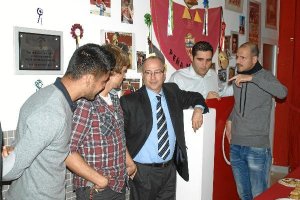 Luis Rogelio, hablando con los jugadores.