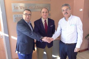 El director de La Voz, Pedro Manuel de la Cruz, el vicepresidente del Banco de Alimentos, Manuel Gon