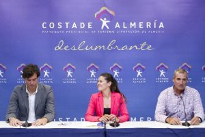 Juanjo Salvador, Ángeles Martínez y Juan Martínez Oliver en rueda de prensa.